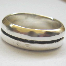 Férfi ezüst gyűrű középen antikolt véséssel